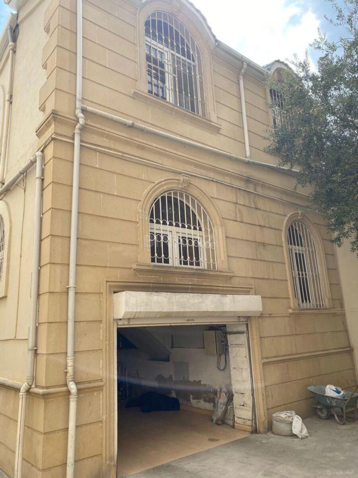 Satılır 10 otaqlı həyət evi 310 m²