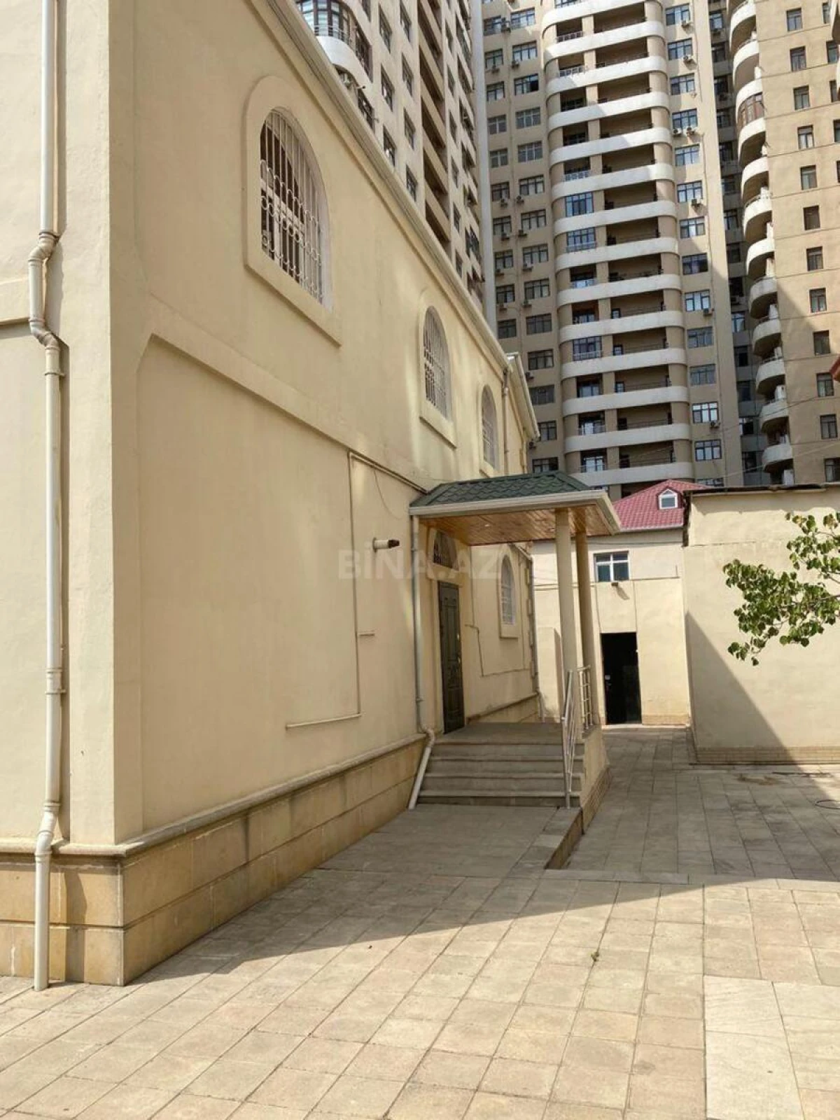 Satılır 10 otaqlı həyət evi 310 m²