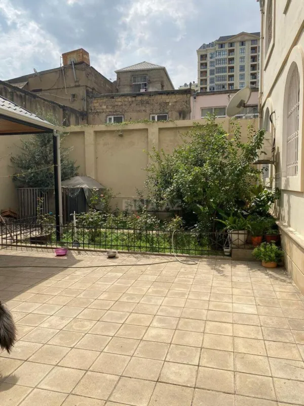 Satılır 10 otaqlı həyət evi 310 m²