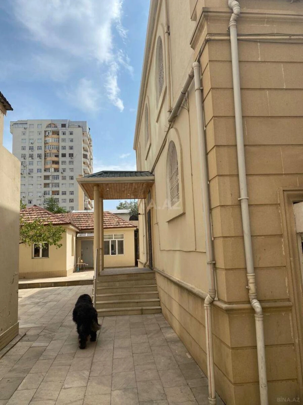 Satılır 10 otaqlı həyət evi 310 m²