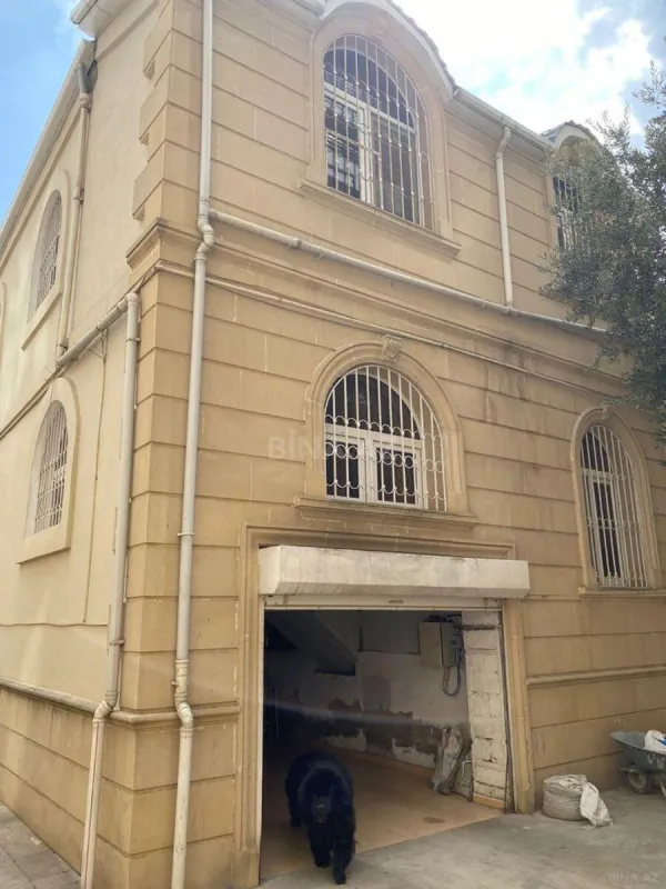 Satılır 10 otaqlı həyət evi 310 m²