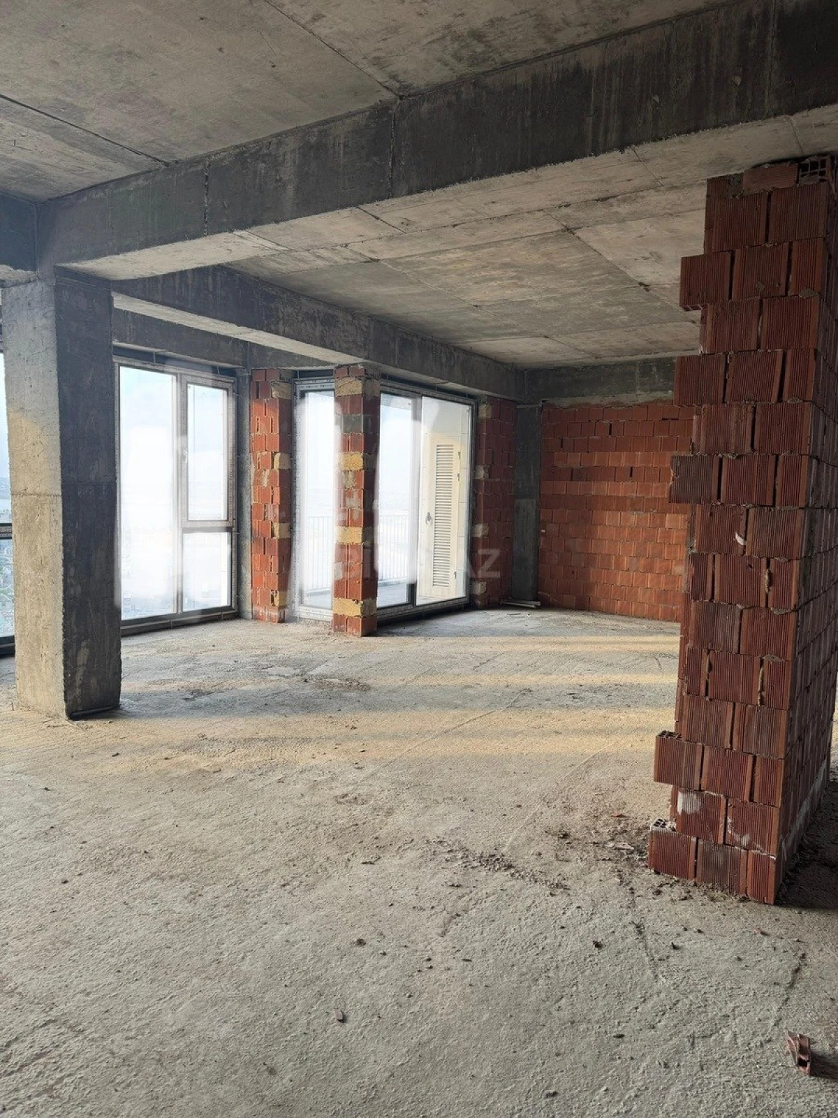 Satılır 4 otaqlı mənzil 172.8 m²