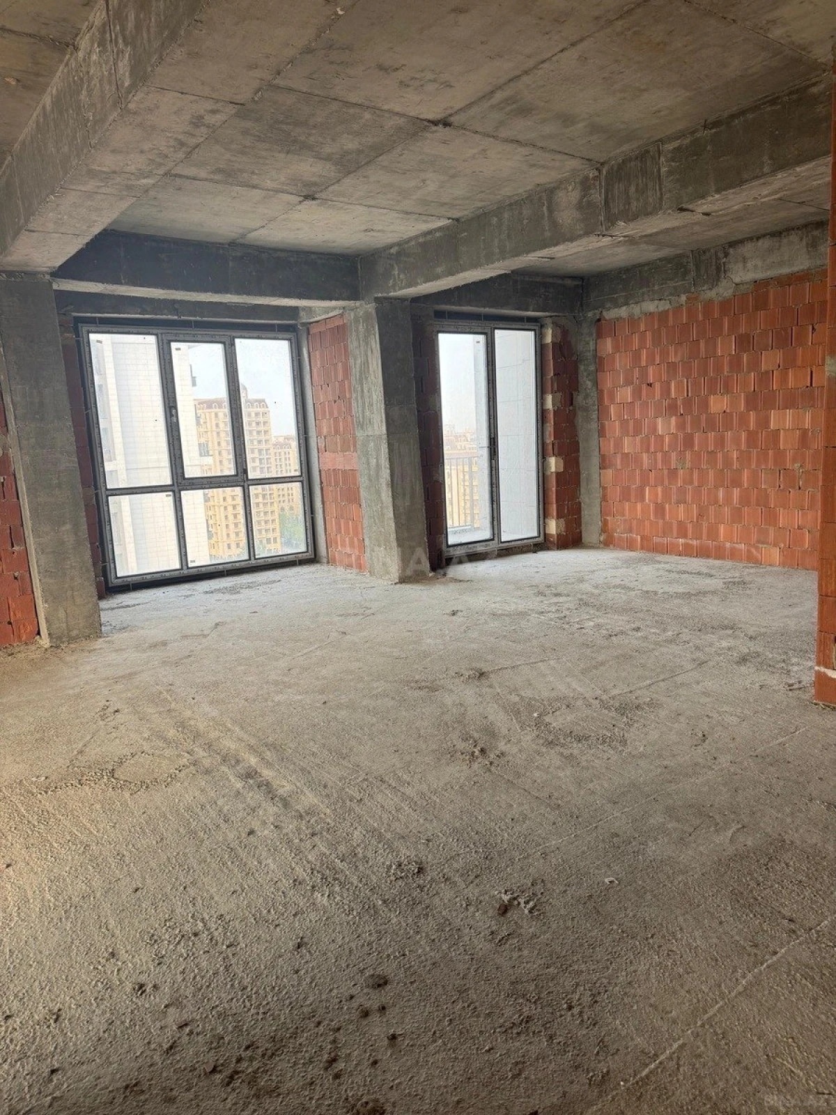 Satılır 4 otaqlı mənzil 172.8 m²