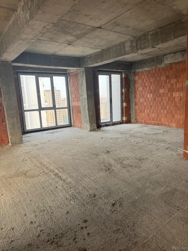 Satılır 4 otaqlı mənzil 172.8 m²