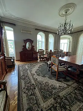 Satılır 4 otaqlı mənzil 180 m²