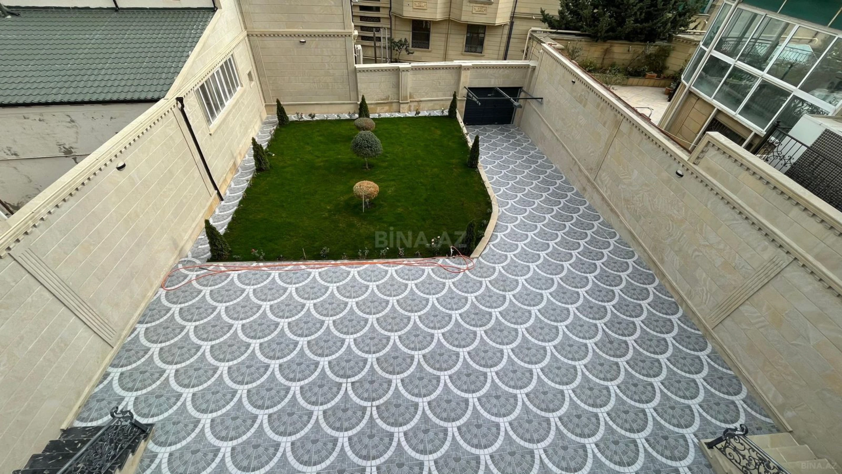 Satılır 8 otaqlı həyət evi 450 m²