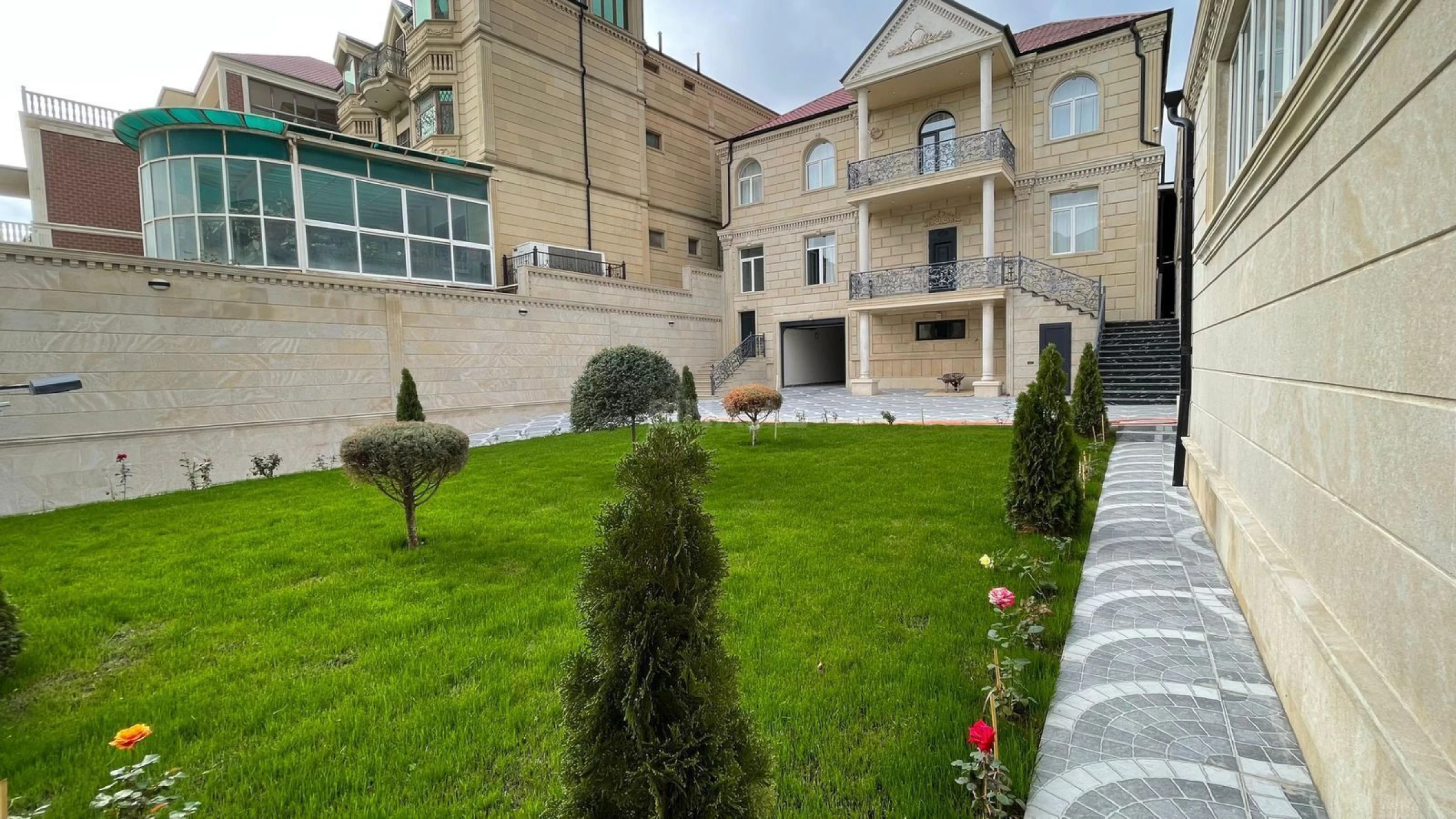 Satılır 8 otaqlı həyət evi 450 m²
