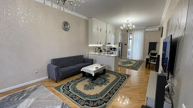 Satılır 8 otaqlı həyət evi 450 m²