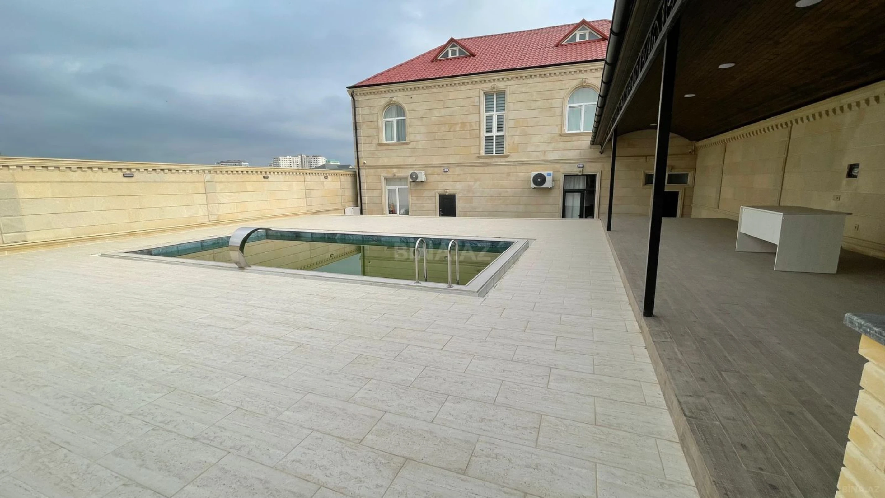 Satılır 8 otaqlı həyət evi 450 m²