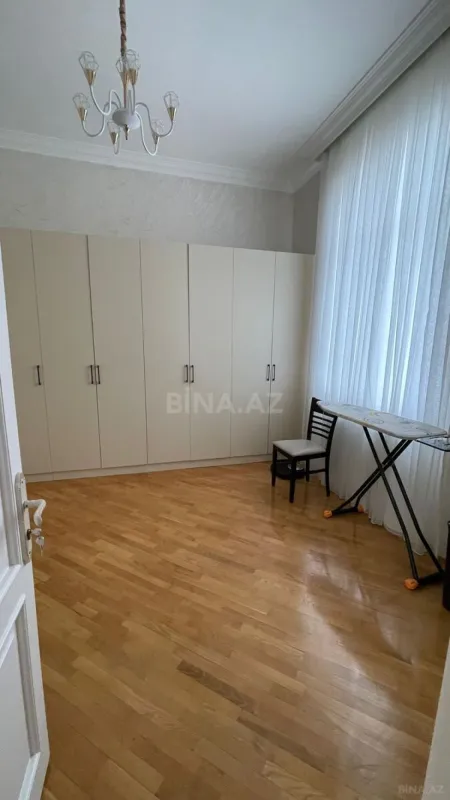 Satılır 8 otaqlı həyət evi 450 m²