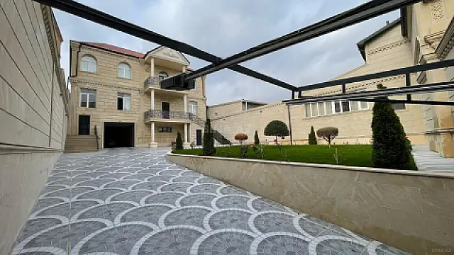 Satılır 8 otaqlı həyət evi 450 m²