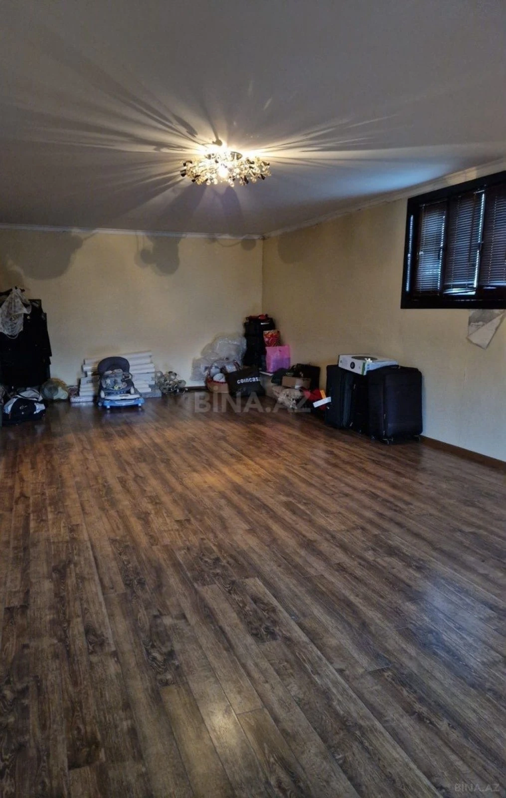 Satılır 8 otaqlı həyət evi 380 m²