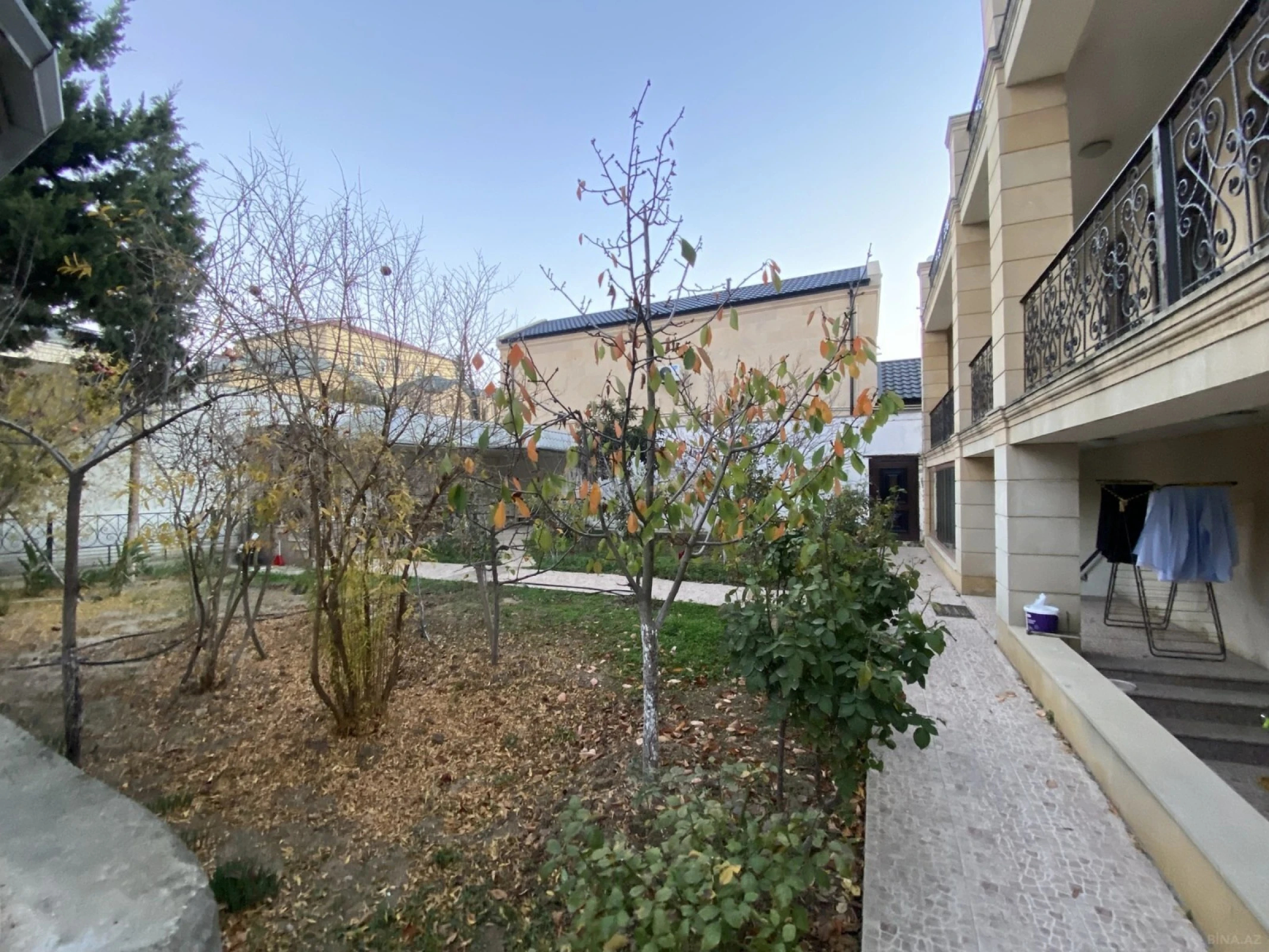 Satılır 8 otaqlı həyət evi 380 m²