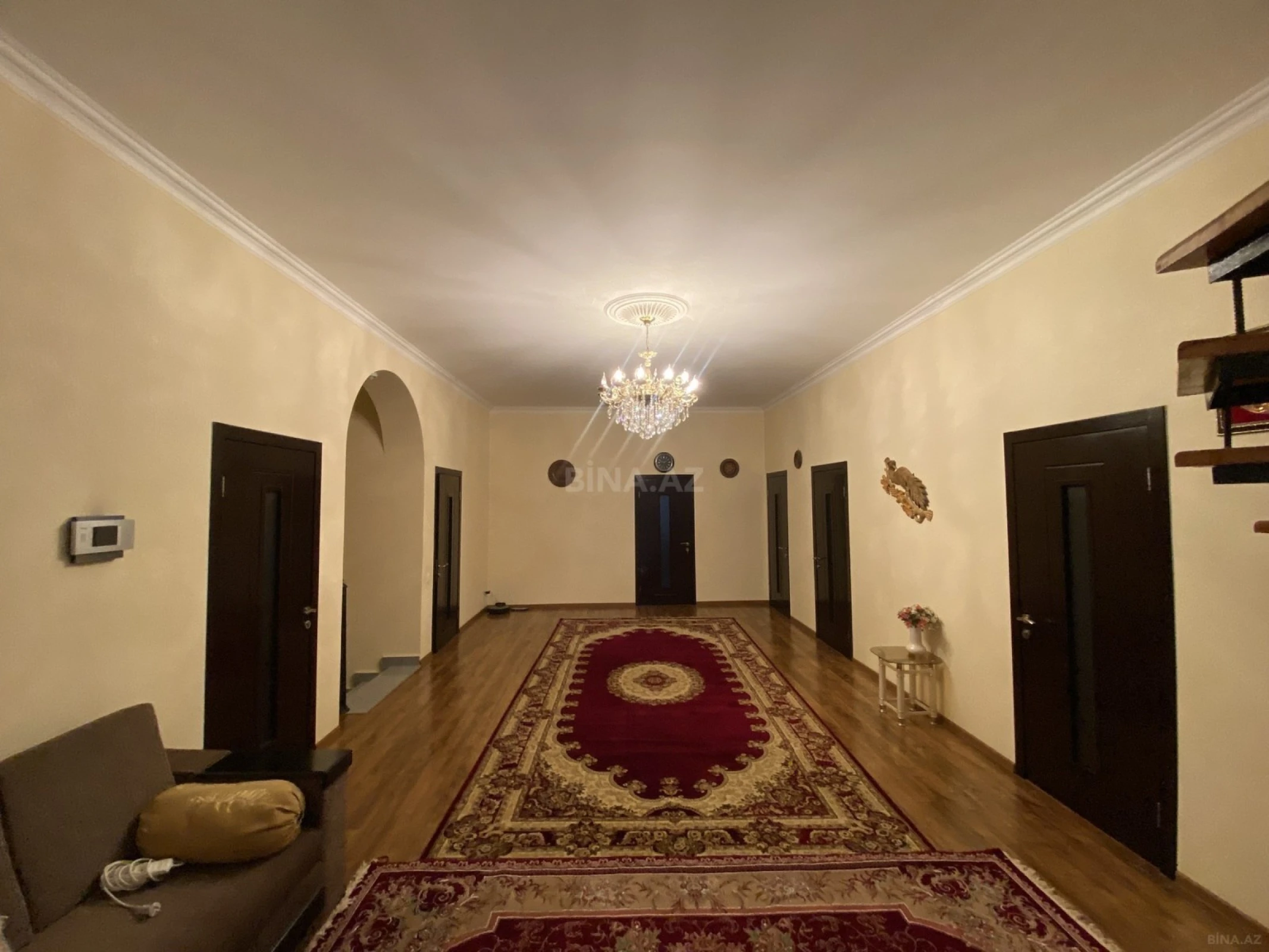 Satılır 8 otaqlı həyət evi 380 m²