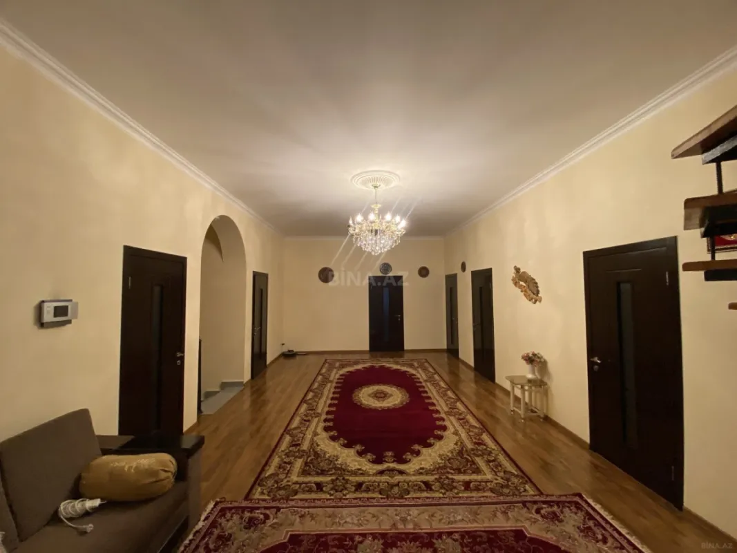 Satılır 8 otaqlı həyət evi 380 m²
