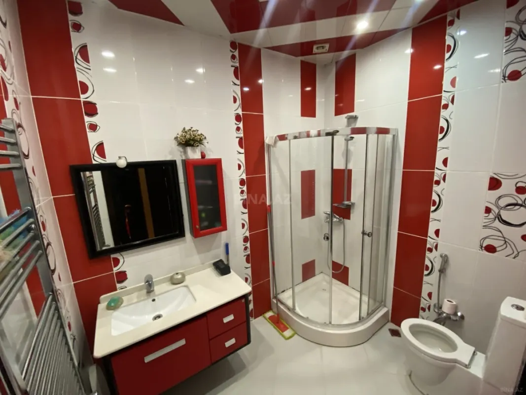 Satılır 8 otaqlı həyət evi 380 m²