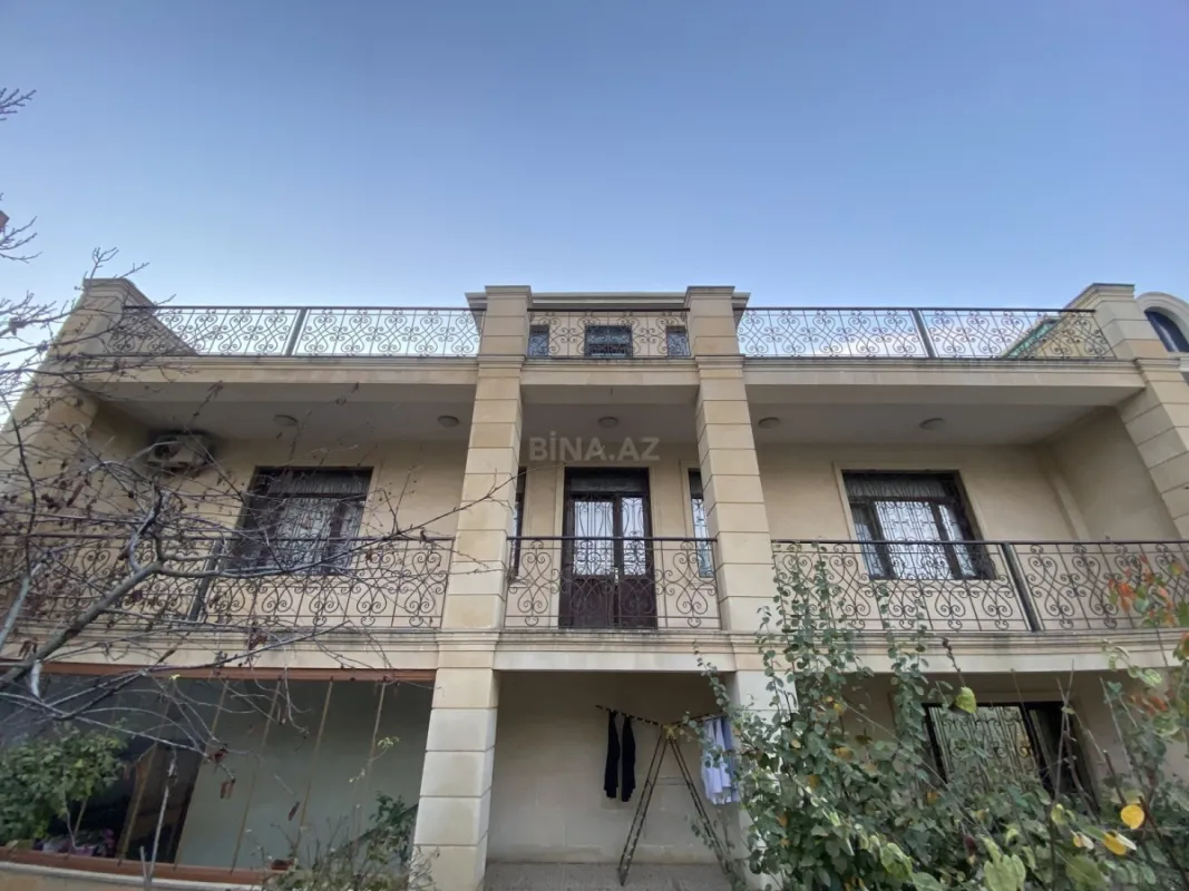 Satılır 8 otaqlı həyət evi 380 m²