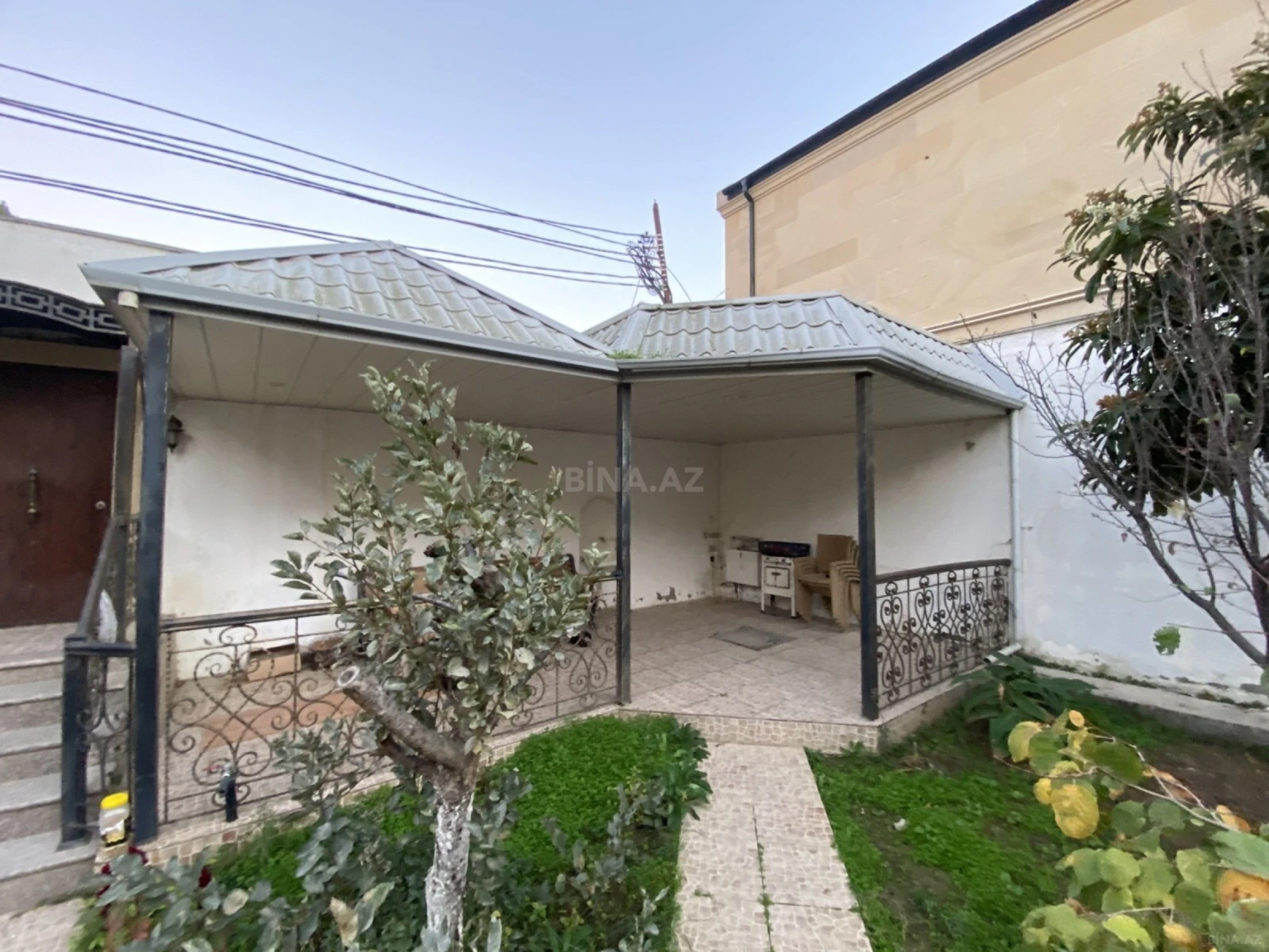 Satılır 8 otaqlı həyət evi 380 m²