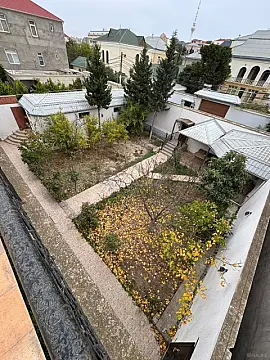 Satılır 8 otaqlı həyət evi 380 m²