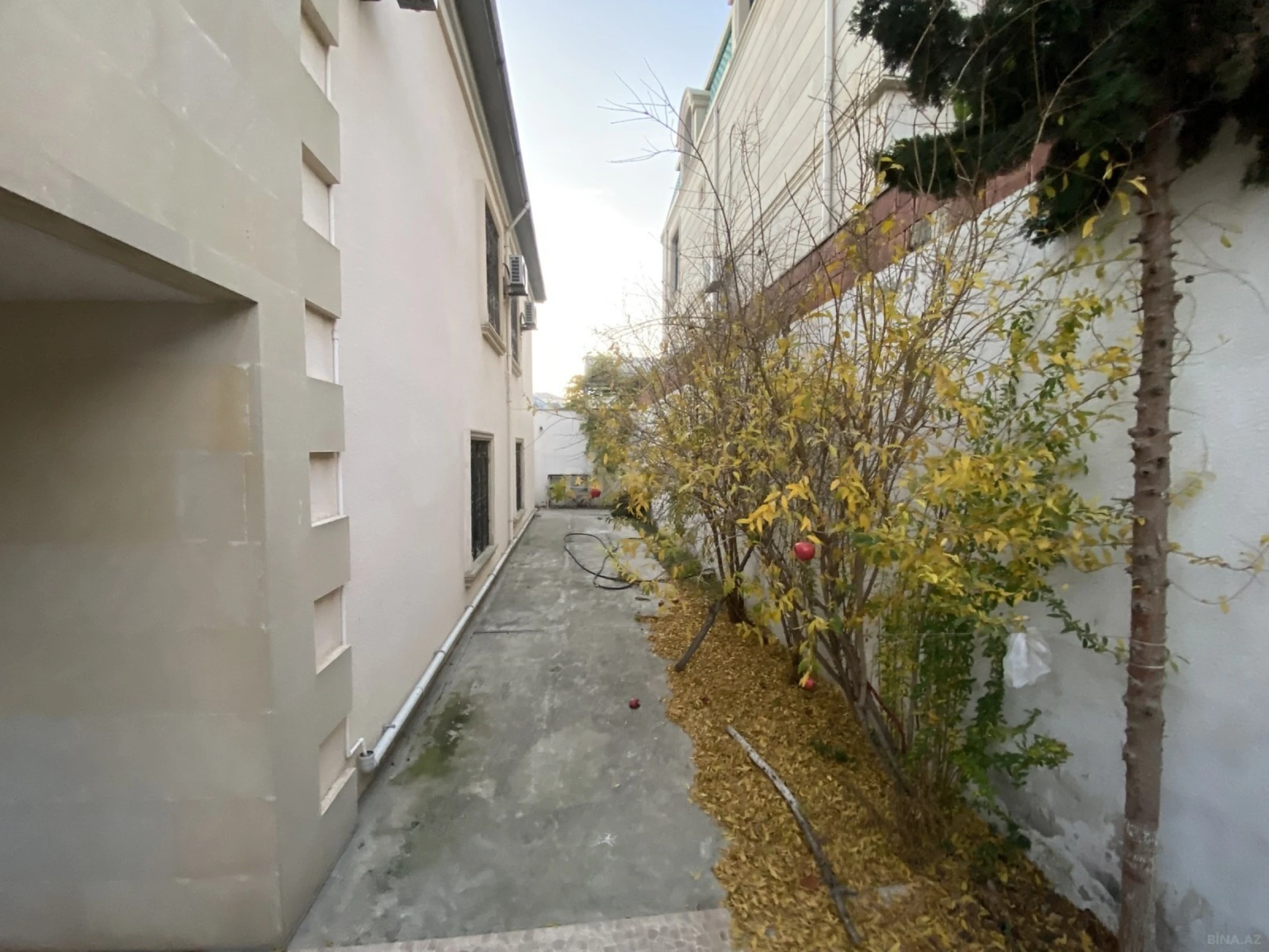 Satılır 8 otaqlı həyət evi 380 m²