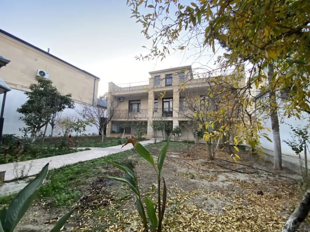 Satılır 8 otaqlı həyət evi 380 m²