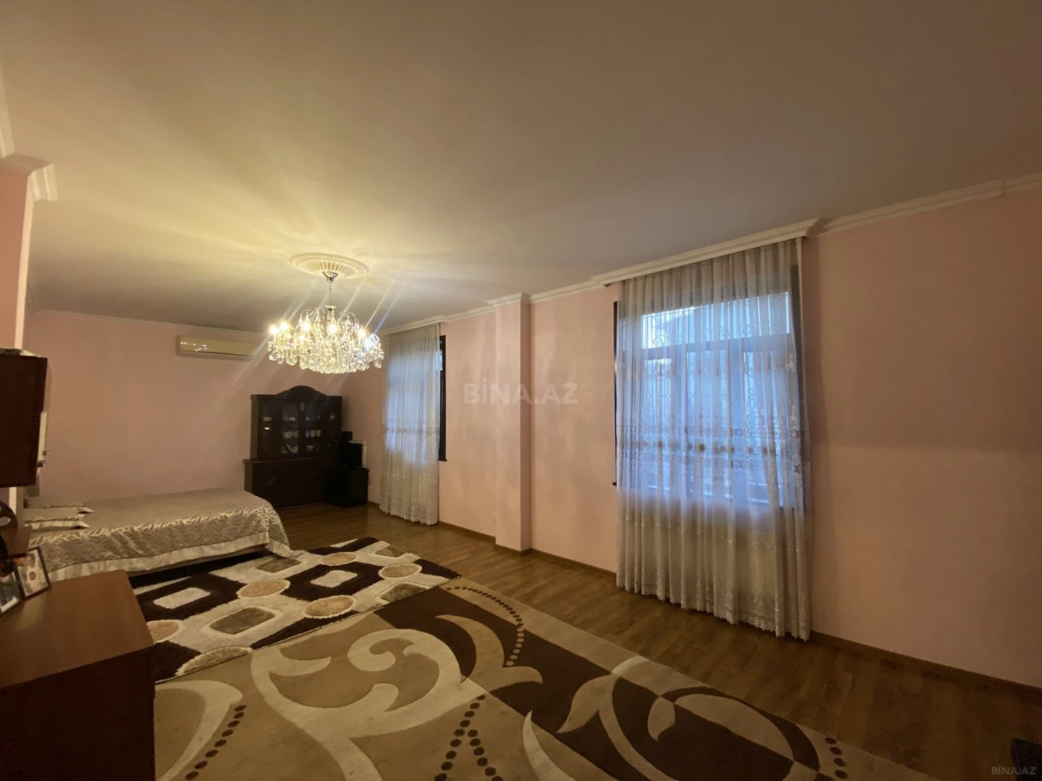 Satılır 8 otaqlı həyət evi 380 m²