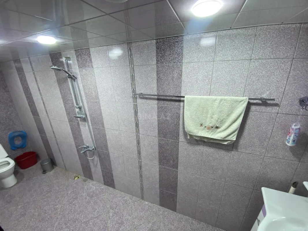 Satılır 8 otaqlı həyət evi 380 m²