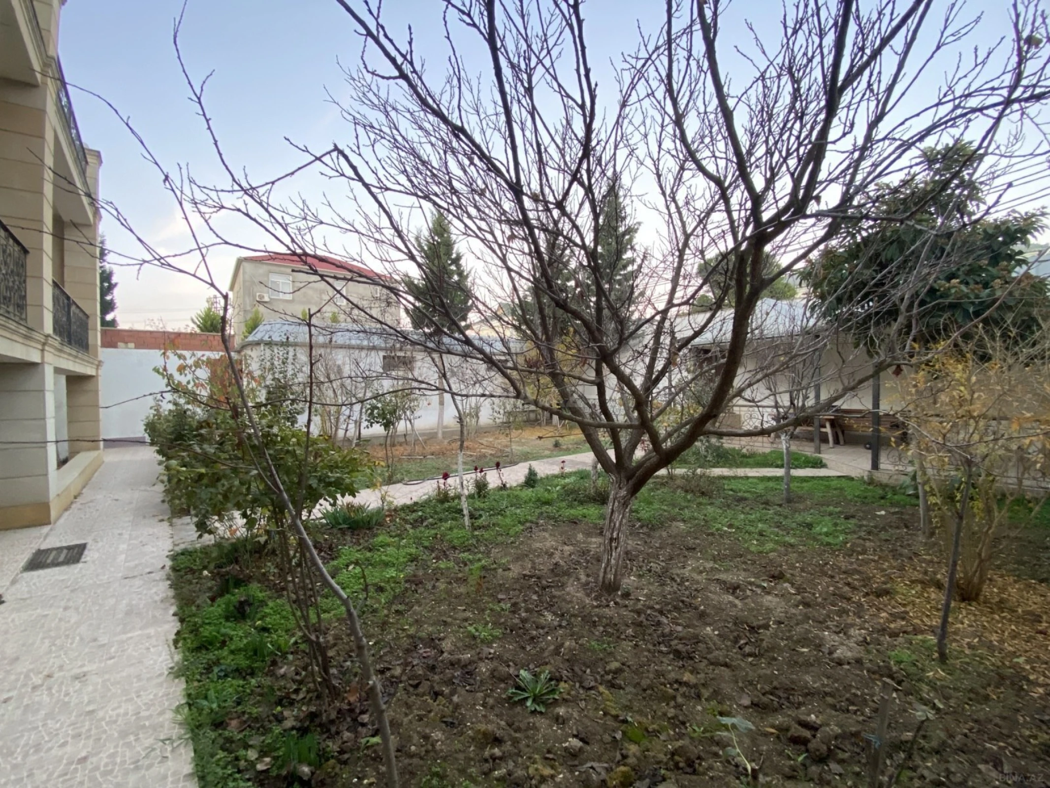 Satılır 8 otaqlı həyət evi 380 m²