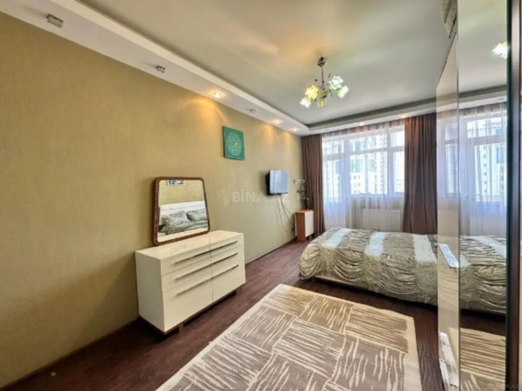 Satılır 4 otaqlı mənzil 180 m²