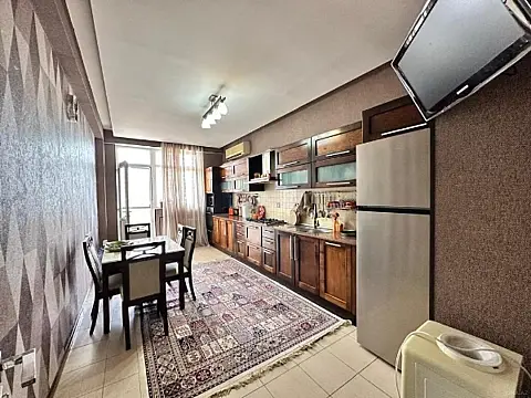 Satılır 4 otaqlı mənzil 180 m²