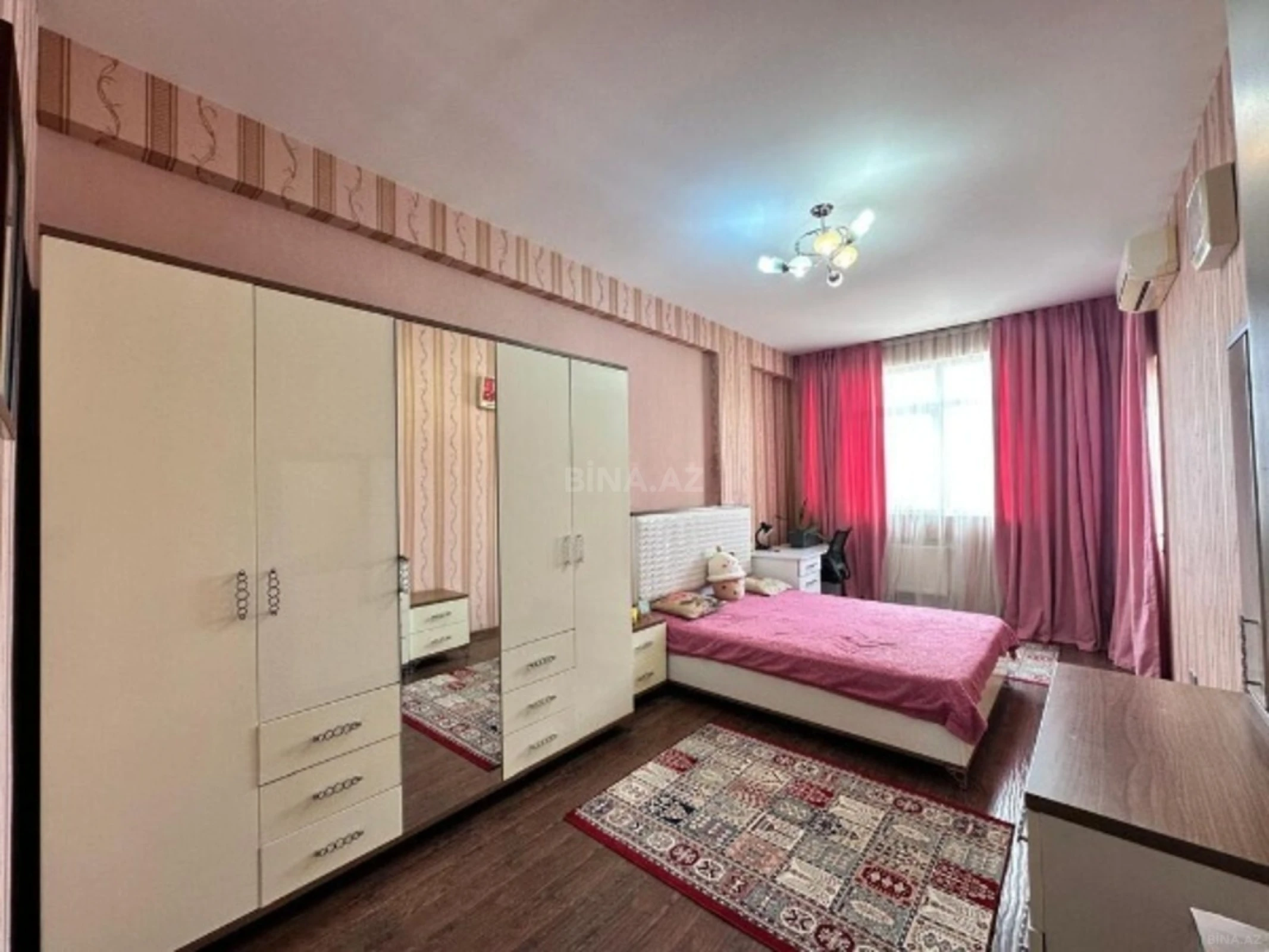 Satılır 4 otaqlı mənzil 180 m²