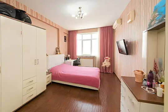 Satılır 4 otaqlı mənzil 180 m²