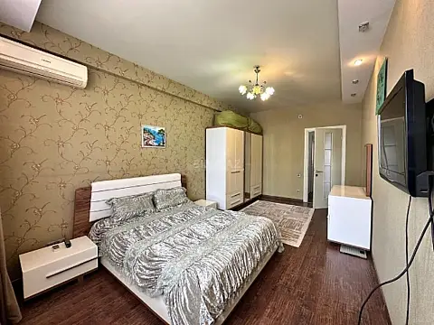 Satılır 4 otaqlı mənzil 180 m²