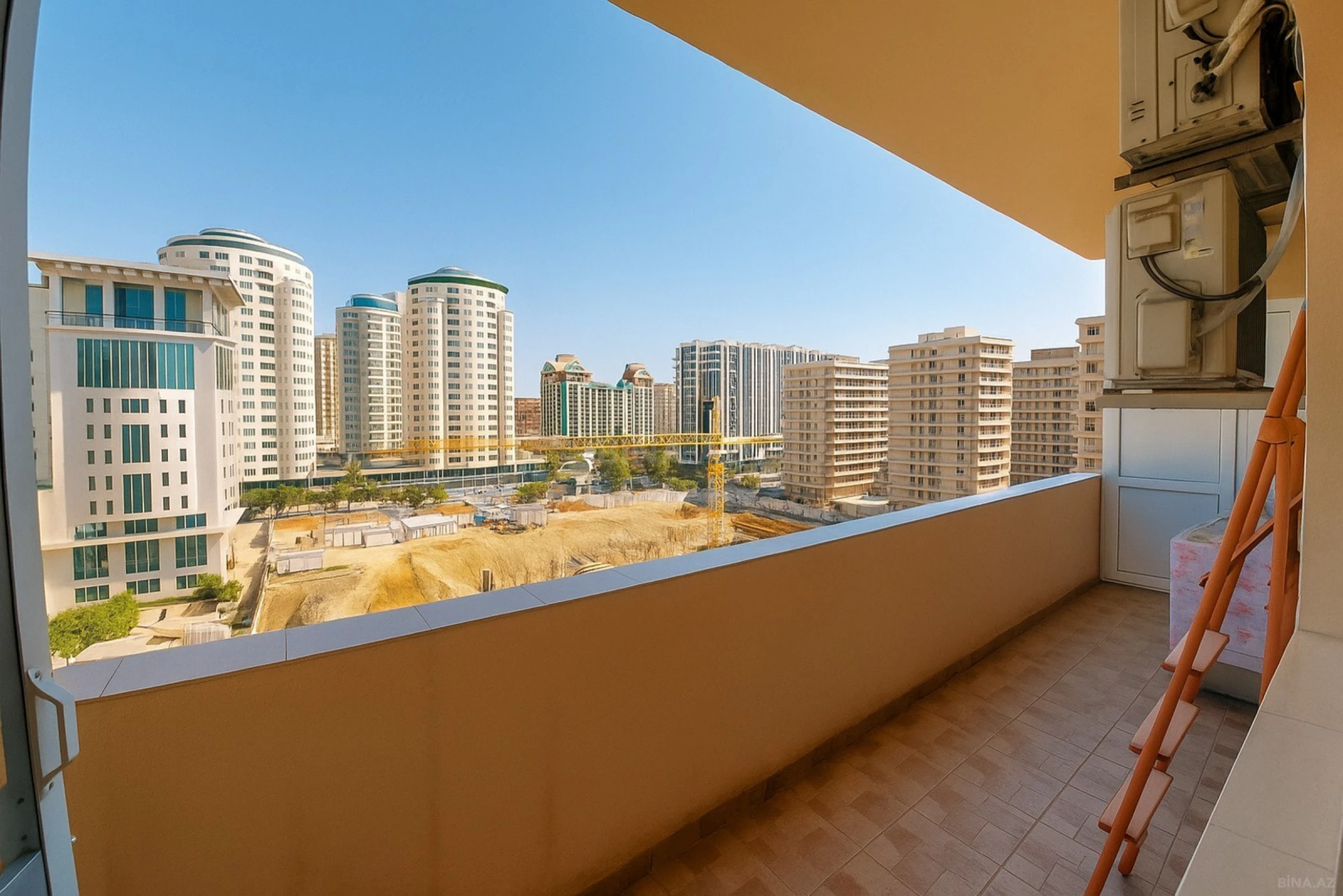 Satılır 4 otaqlı mənzil 180 m²