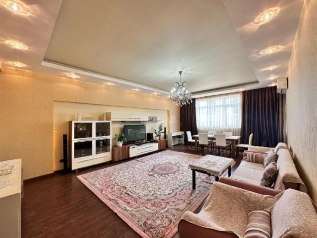Satılır 4 otaqlı mənzil 180 m²