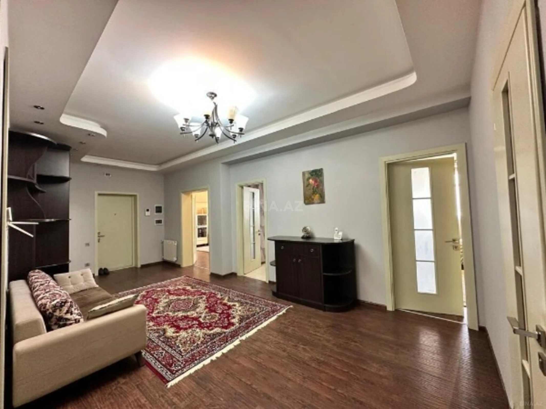 Satılır 4 otaqlı mənzil 180 m²