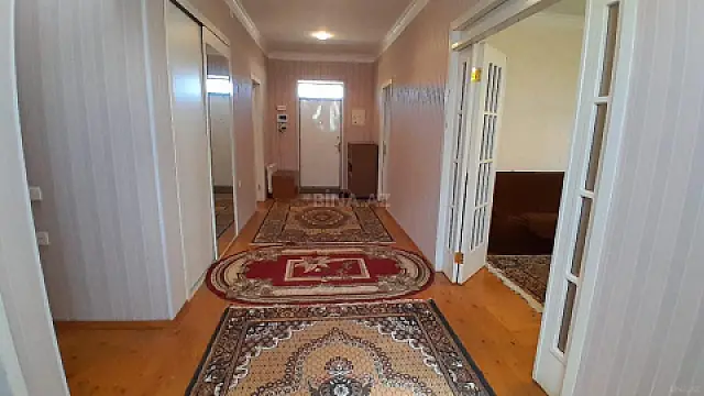 Satılır 5 otaqlı həyət evi 200 m²
