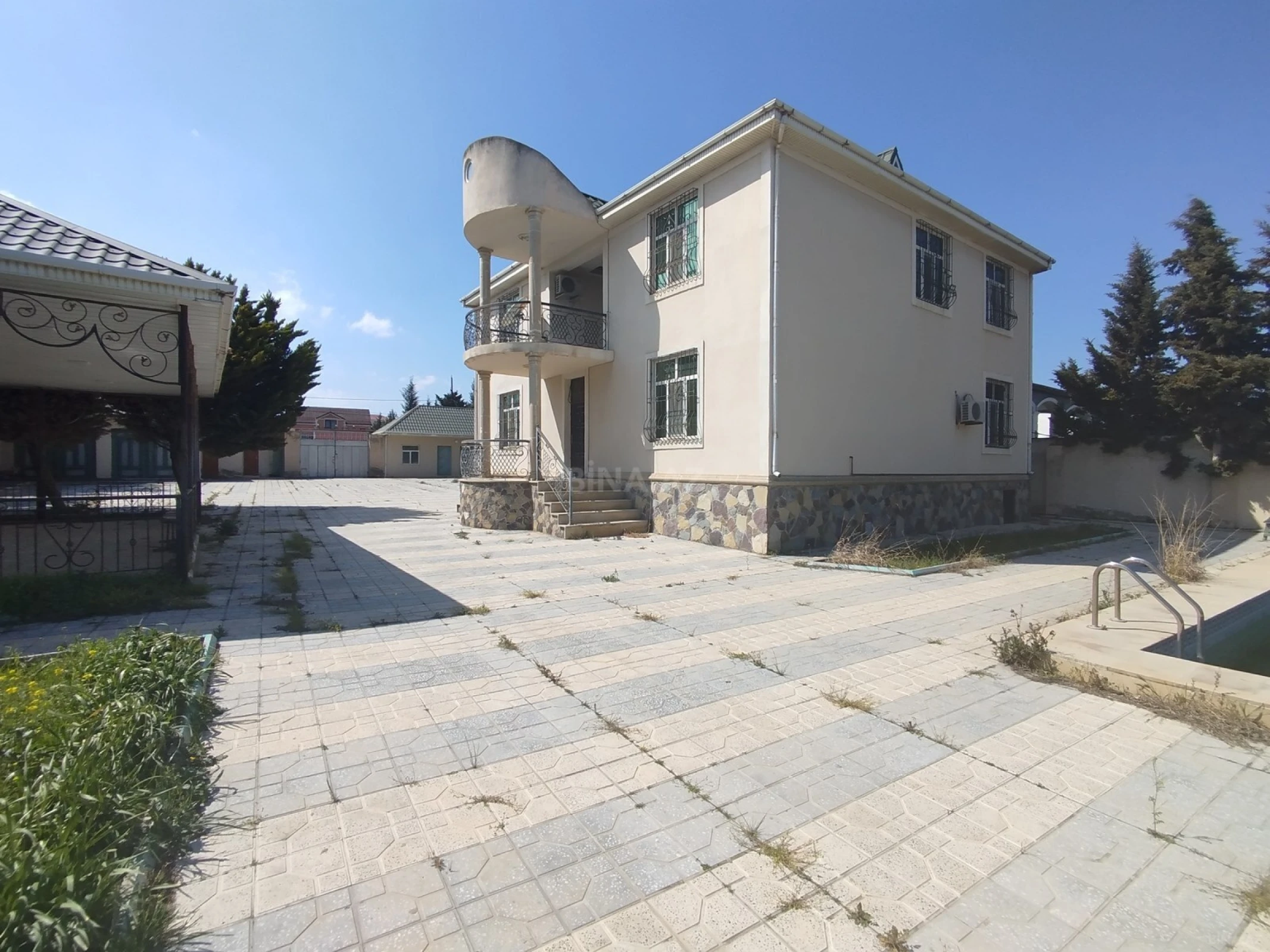 Satılır 5 otaqlı həyət evi 200 m²