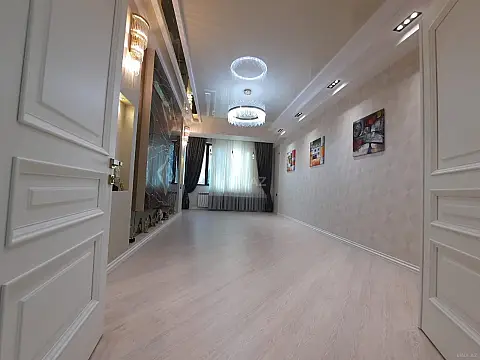 Satılır 4 otaqlı mənzil 137 m²