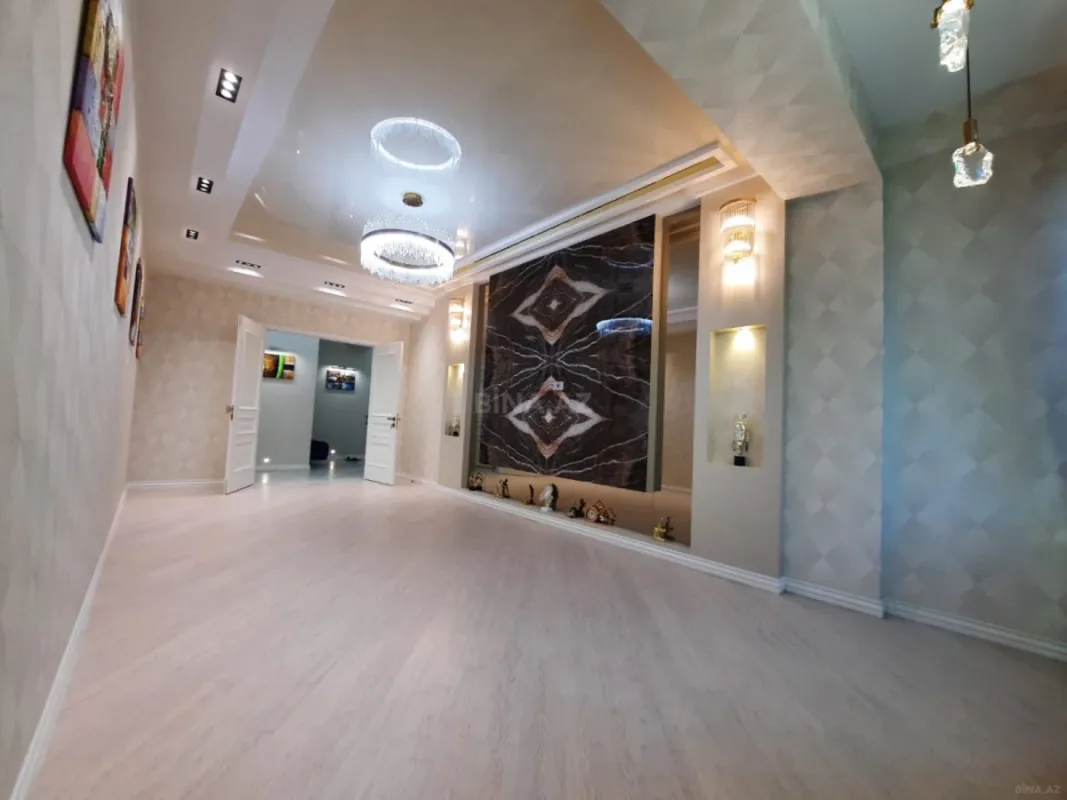 Satılır 4 otaqlı mənzil 137 m²