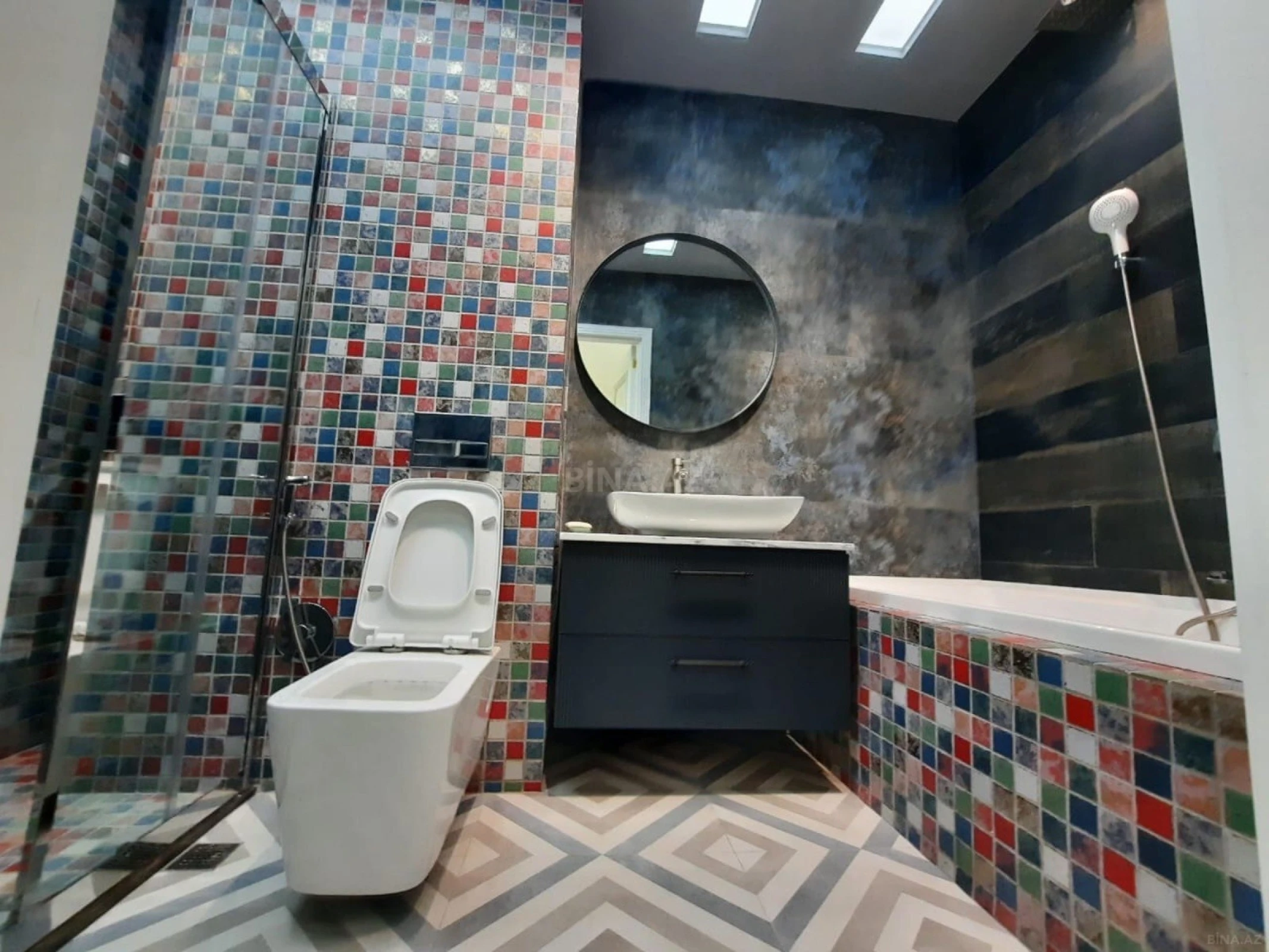 Satılır 4 otaqlı mənzil 137 m²