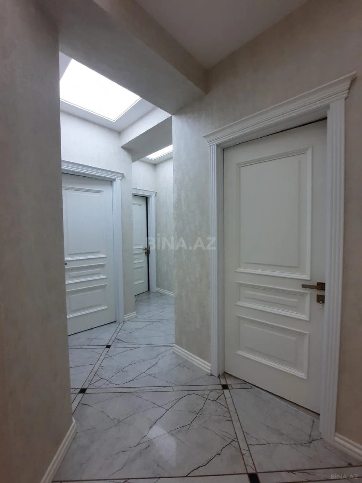 Satılır 4 otaqlı mənzil 137 m²