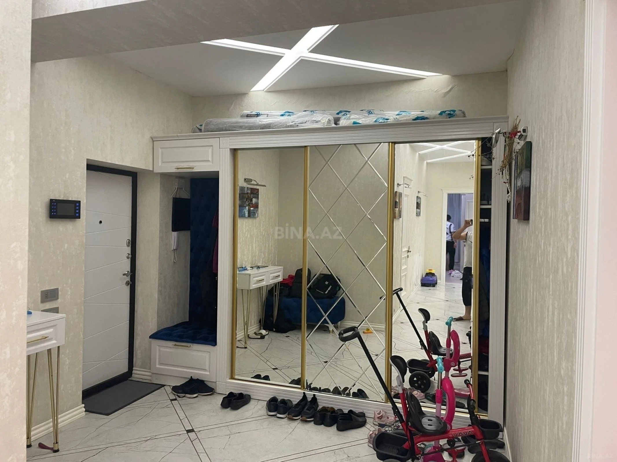 Satılır 4 otaqlı mənzil 137 m²