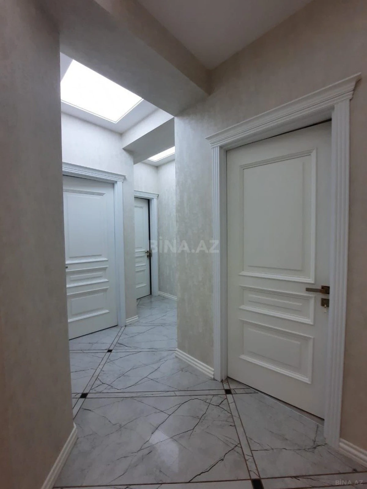 Satılır 4 otaqlı mənzil 137 m²