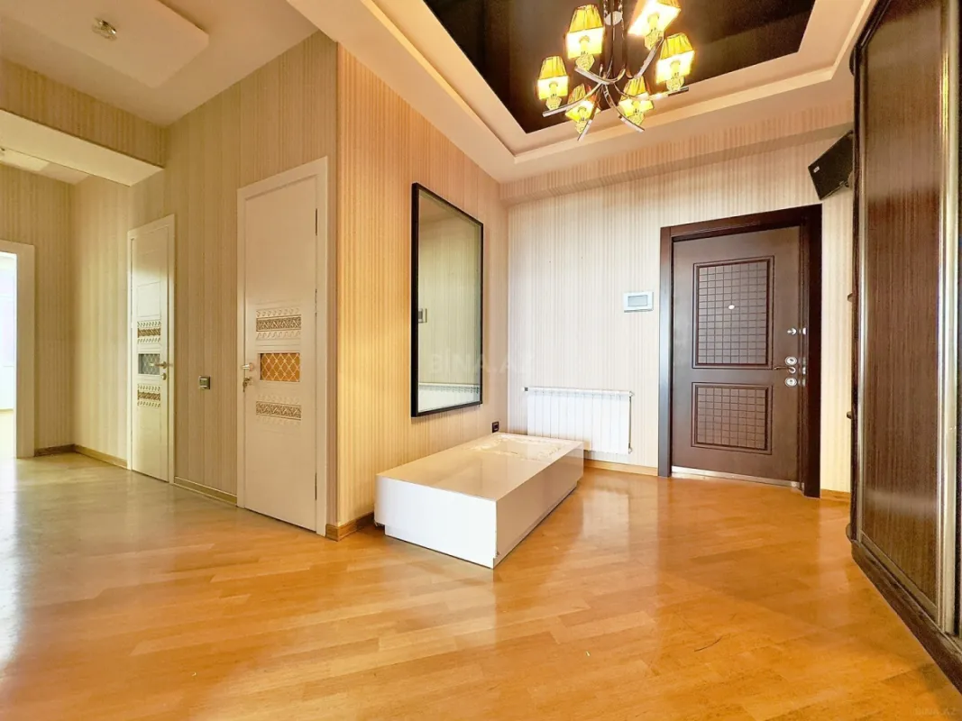 Satılır 3 otaqlı mənzil 135.5 m²