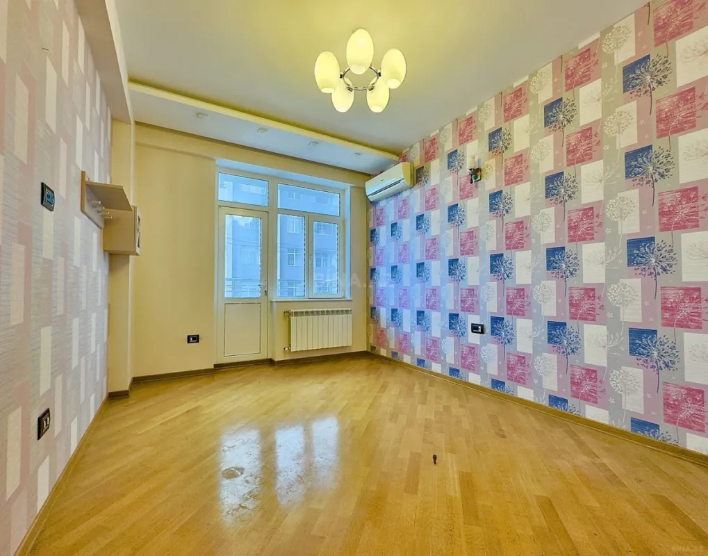 Satılır 3 otaqlı mənzil 135.5 m²