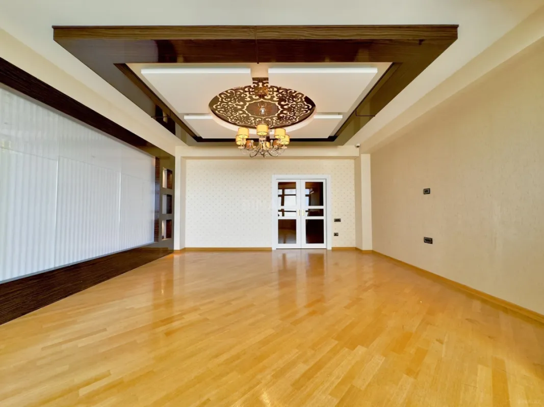 Satılır 3 otaqlı mənzil 135.5 m²