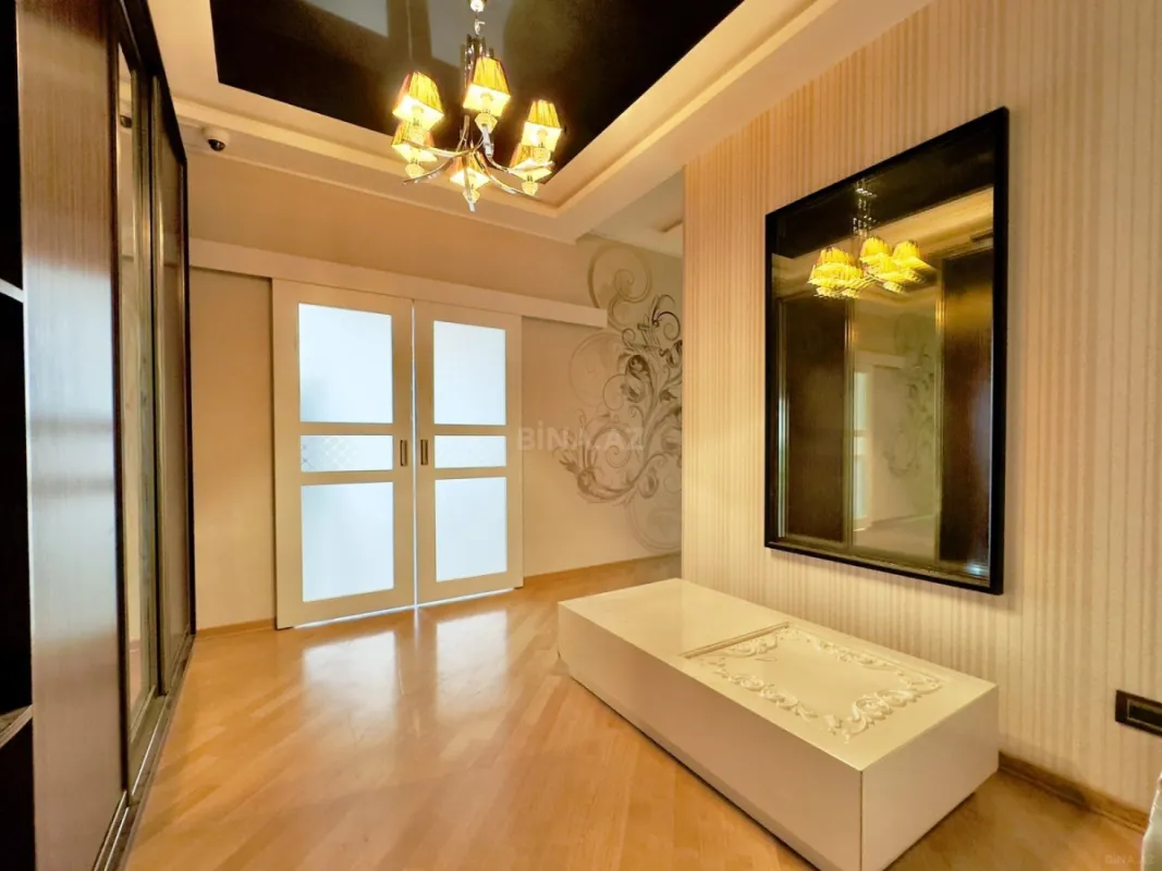 Satılır 3 otaqlı mənzil 135.5 m²