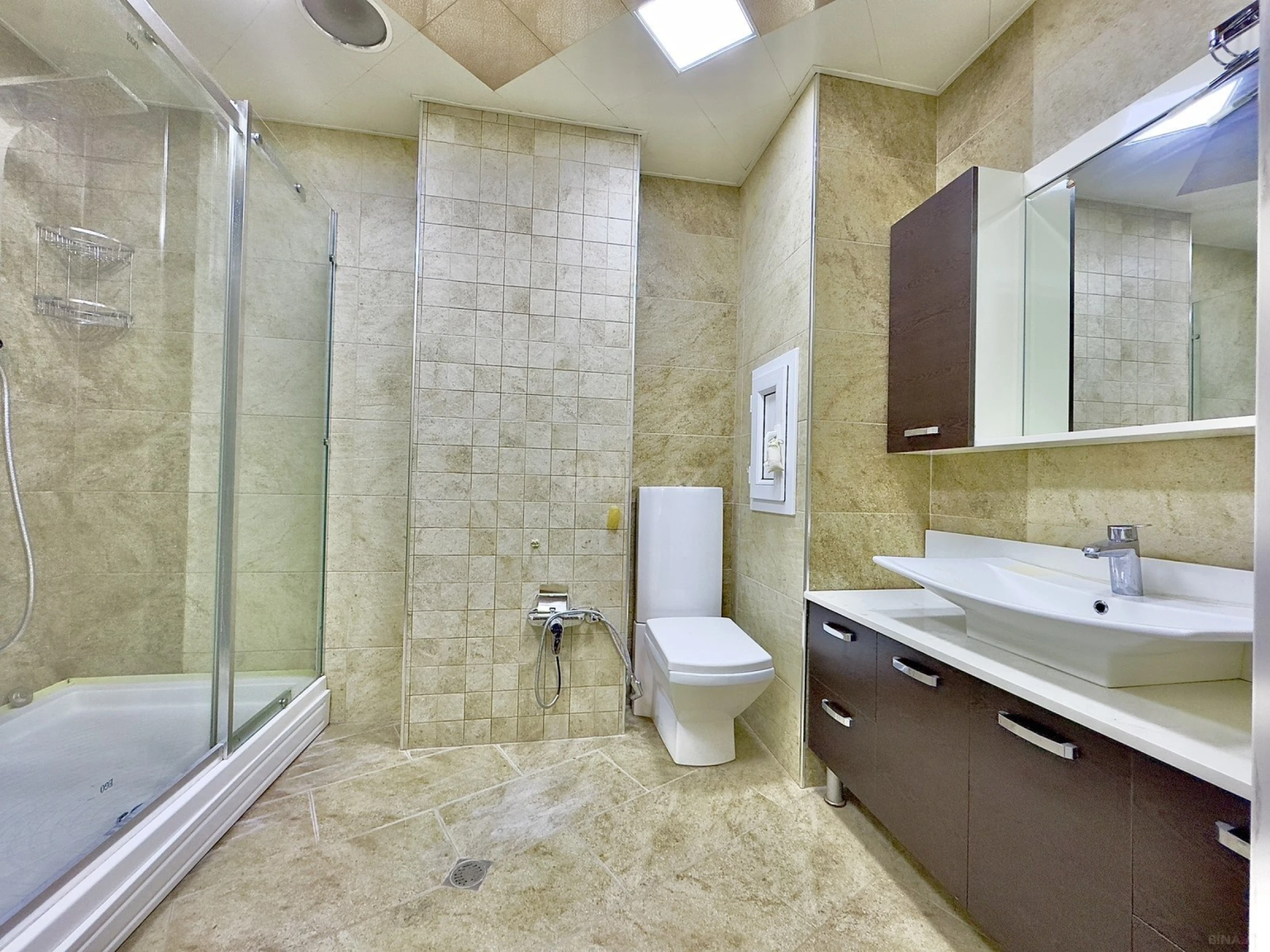 Satılır 3 otaqlı mənzil 135.5 m²