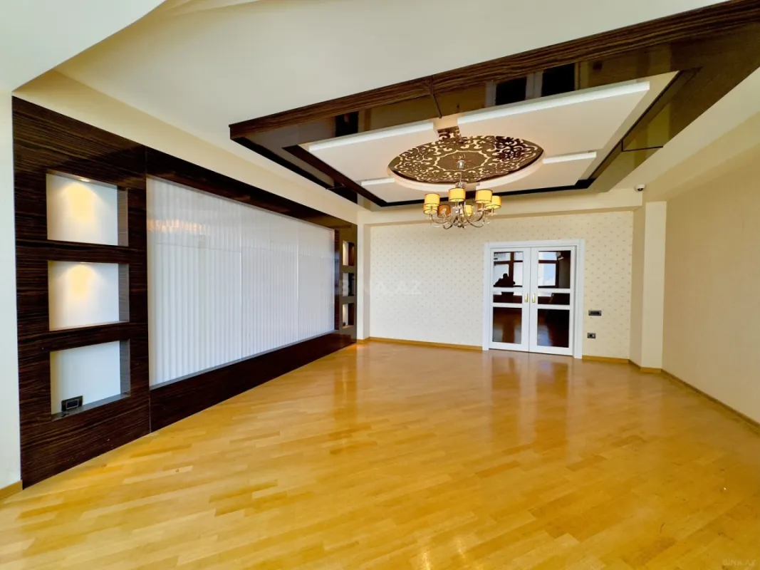 Satılır 3 otaqlı mənzil 135.5 m²